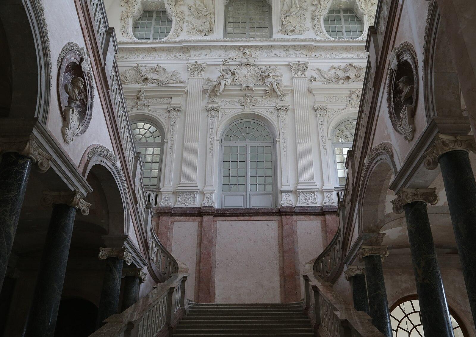 Großes Treppenhaus mit Asam-Fresken im Neuen Schloss