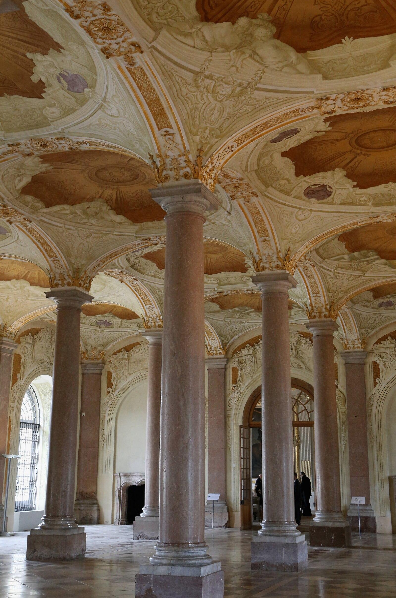 Vestibül mit Säulenhalle im Neuen Schloss