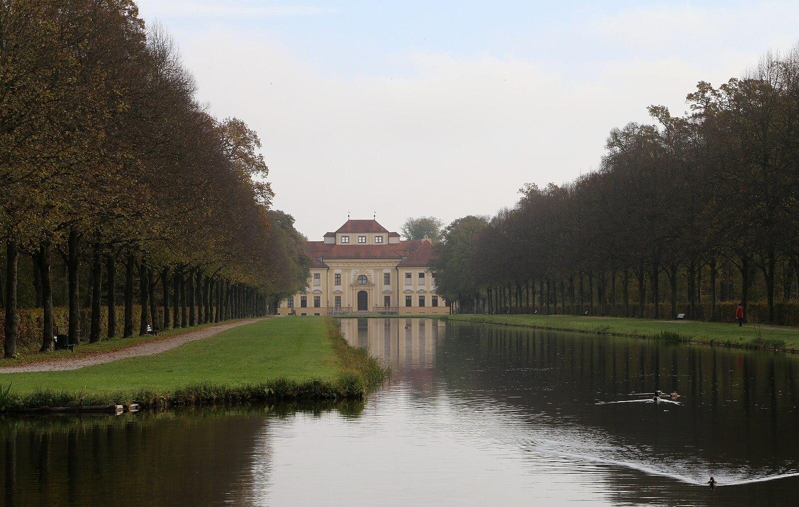 Schloss Lustheim mit Blick über den Mittelkanal