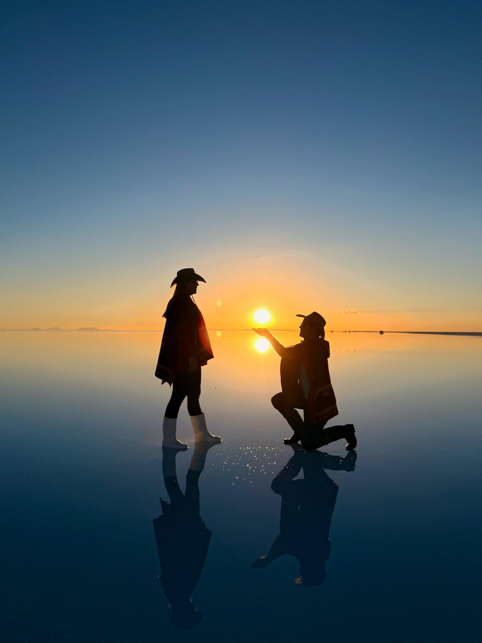 Steffi & Dani beim Sonnenuntergang auf dem Salar de Uyuni